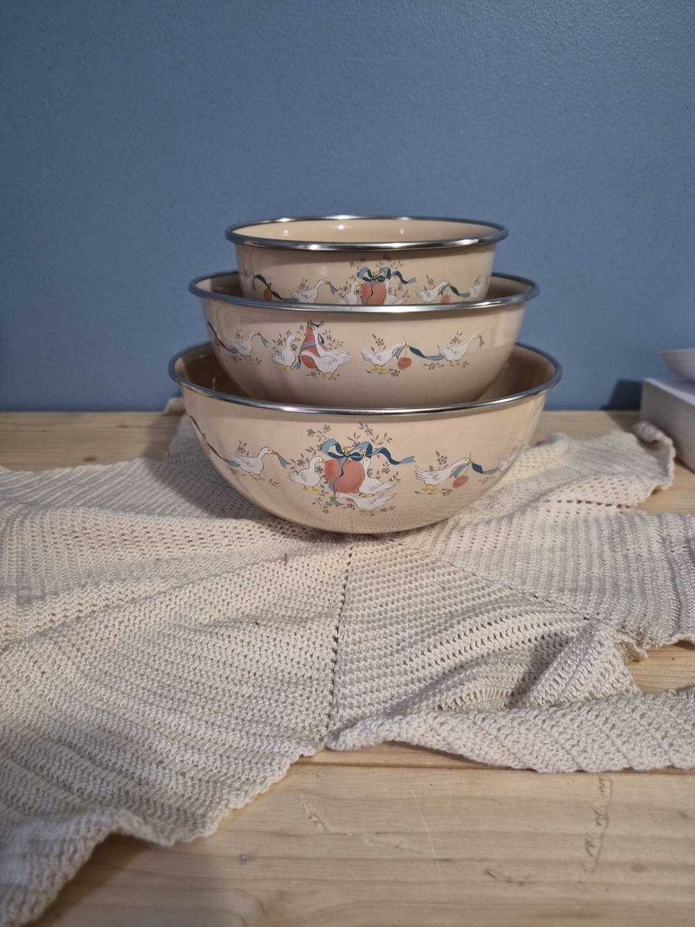 Vtg 3 Nesting Enamel International Marmalade Bowls Happy Geese Peaches Apples